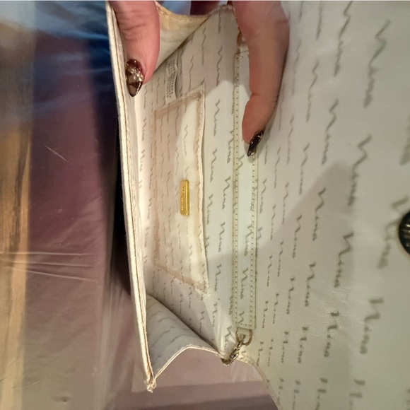 NWOT Nina Vintage Y2K Ivory/Gold Clutch w/ Bow Embellishment & Chain Strap - Picture 6 of 10